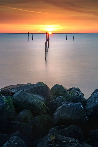 Setting Sun Dutch Ijsselmeer Boulders Foreground Lake Ijssel Flevoland Netherlands — Stock Photo, Image