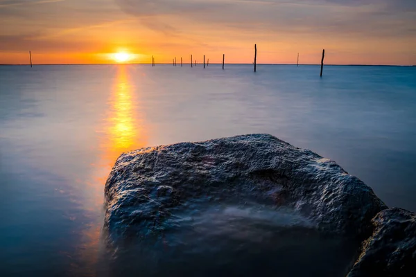 Pôr Sol Acima Holandês Ijsselmeer Com Pedras Primeiro Plano Lake — Fotografia de Stock