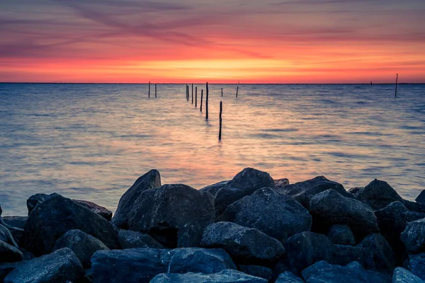 Zonsondergang Boven Nederlands Ijsselmeer Met Palen Van Visval Voorgrond Ijsselmeer — Stockfoto