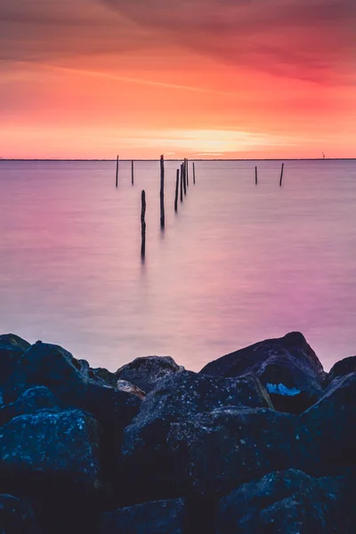 Pôr Sol Acima Holandês Ijsselmeer Com Pedras Primeiro Plano Lake — Fotografia de Stock