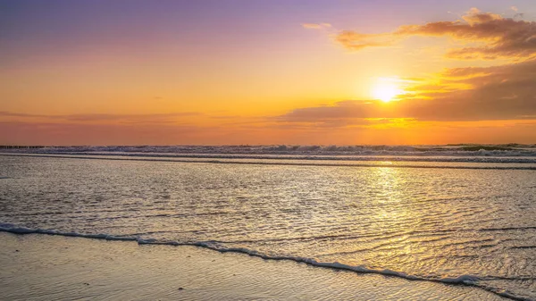 Oneindig Uitzicht Zee Met Een Bewolkte Zonsondergang Een Zandstrand Aan — Stockfoto