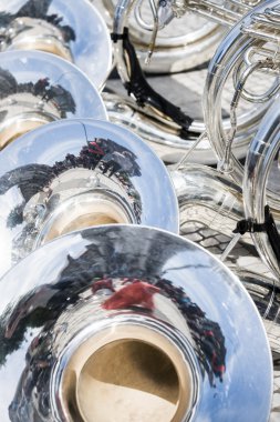 Bizim drumband bir showband, tantana detayları