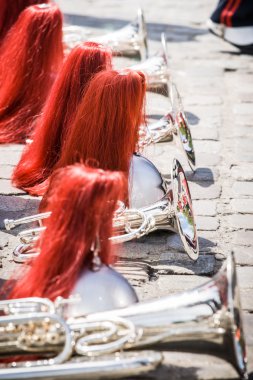 Bizim drumband bir showband, tantana detayları