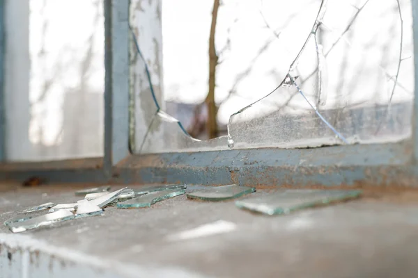 古い工業ビルの窓でガラスの破片 — ストック写真