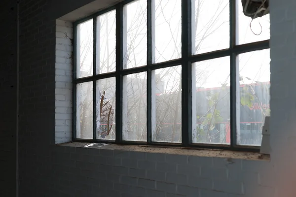 Vidro quebrado na janela do antigo edifício industrial — Fotografia de Stock