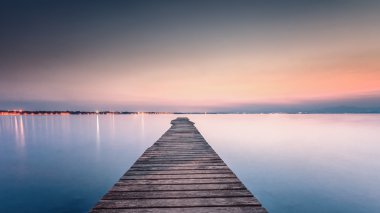 Uzun ahşap Wharf Garda Gölü gün batımında