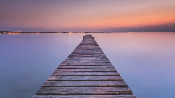 Long Wooden Wharf no lago Garda ao pôr do sol — Fotografia de Stock