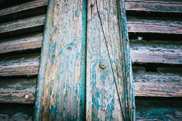 Stary zardzewiały peeling malowane drzwi żaluzje. — Zdjęcie stockowe