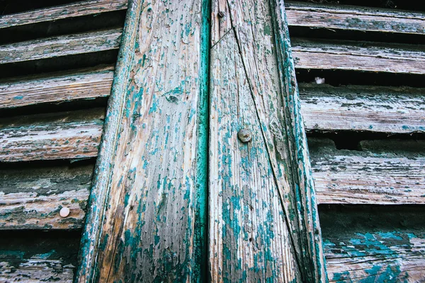 Stary zardzewiały peeling malowane drzwi żaluzje. — Zdjęcie stockowe
