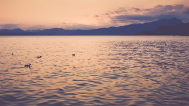 Güzel gün batımı Garda Gölü, İtalya
