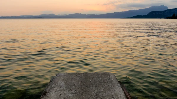 加尔达湖，意大利美丽的日落 — 图库照片