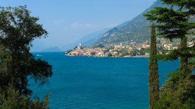 Malcesine şehir Garda Gölü ile birlikte görüntüleyin,