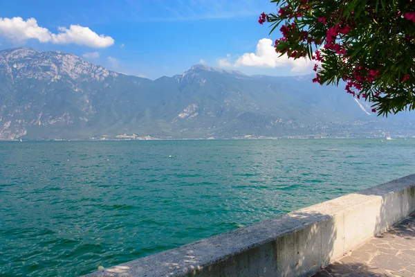 Garda Gölü veya Lago di Garda boyunca bir görünüm ile Bench, ben