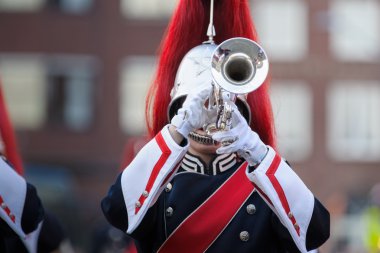 Bizim drumband bir showband, tantana detayları