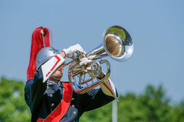 Bizim drumband bir showband, tantana detayları
