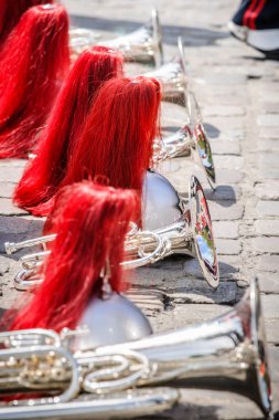 Bizim drumband bir showband, tantana detayları