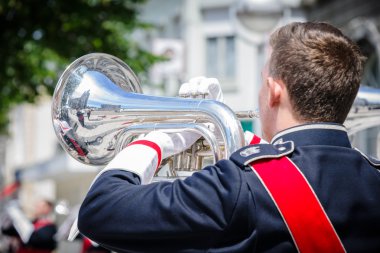 Bizim drumband bir showband, tantana detayları