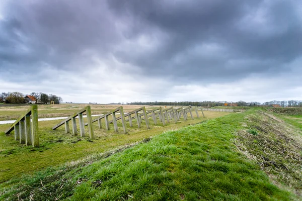 Storm wolken boven de oude haven van schokland, Nederland — Stockfoto