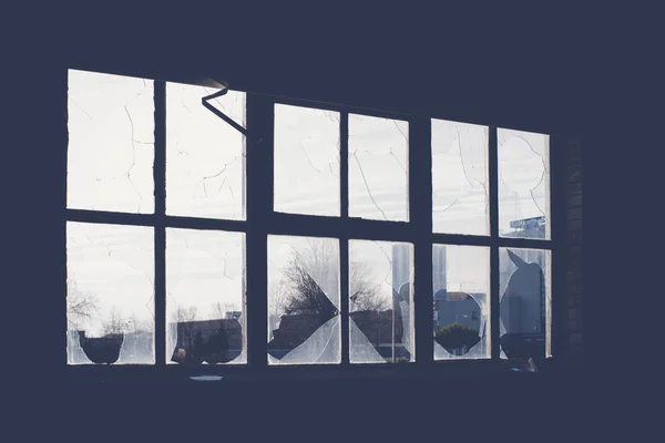 Σπασμένο ποτήρι στο παράθυρο παλαιό βιομηχανικό κτήριο — Φωτογραφία Αρχείου
