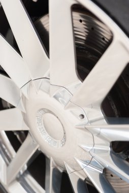 Spor bir arabanın jantlarını kapatın.