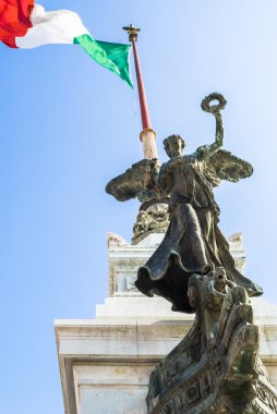 Altare della Patria önünde İtalyan ulusal bayrak görünümünü