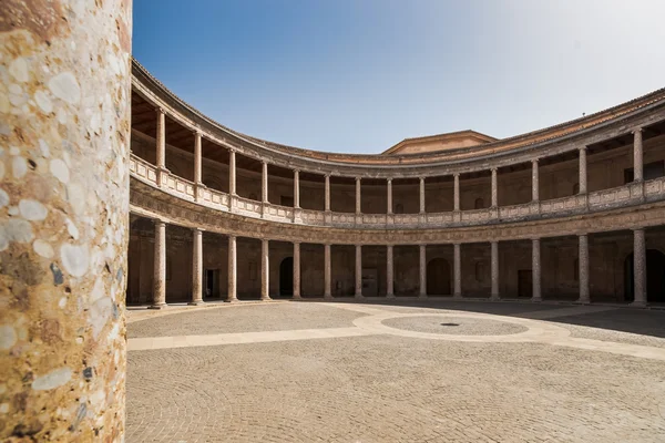 Patio en el Palacio de Carlos V, Alhambra, Córdoba, España — Foto de Stock