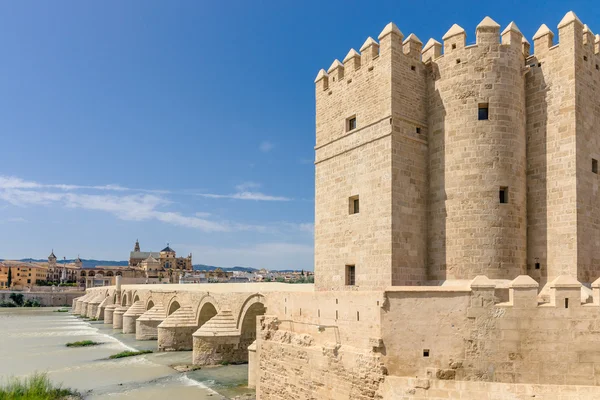 El puente romano está sobre el río Guadalquivir en Córdoba, España — Foto de Stock