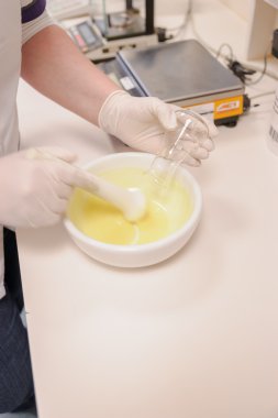 Eczacı bir ilaç karıştırma