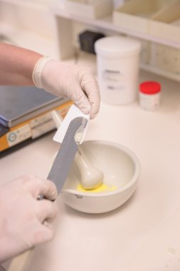 Eczacı bir ilaç karıştırma