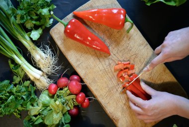  Biber salatası için dilimleme erkek. Şef kesme vegetabl kadar kapatın