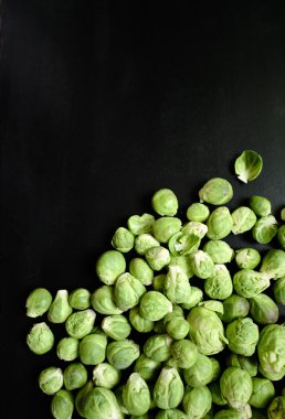 Siyah arka plan üzerine taze Brüksel lahanası