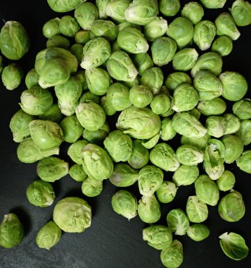 Siyah arka plan üzerine taze Brüksel lahanası
