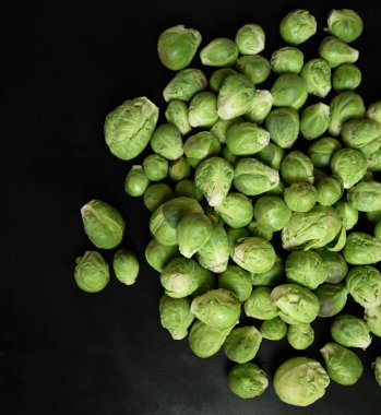 Siyah arka plan üzerine taze Brüksel lahanası