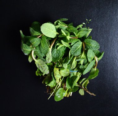 Taze nane ot siyah arka plan üzerine