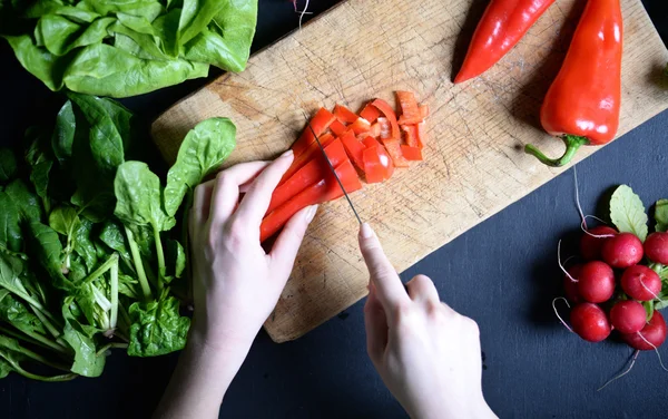 Női szeletelés paprika saláta. Közelről chef vágás vegetabl — Stock Fotó