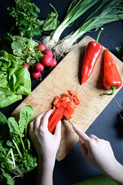 Pimienta hembra en rodajas para ensalada. Primer plano chef corte vegetabl — Foto de Stock