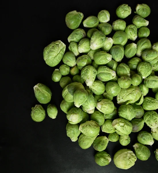 Siyah arka plan üzerine taze Brüksel lahanası