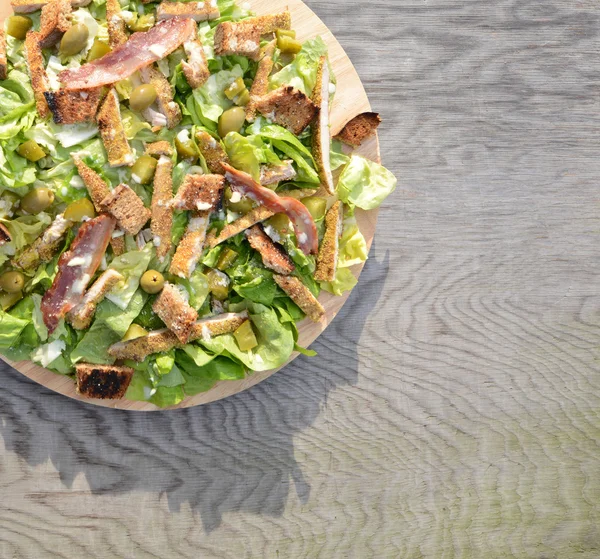 Ahşap masa taze yiğit salataya — Stok fotoğraf