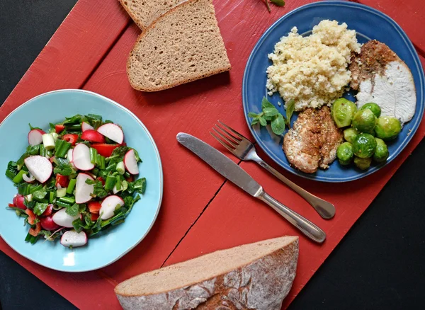 Taze salata tavuk ve Brüksel lahanası — Stok fotoğraf