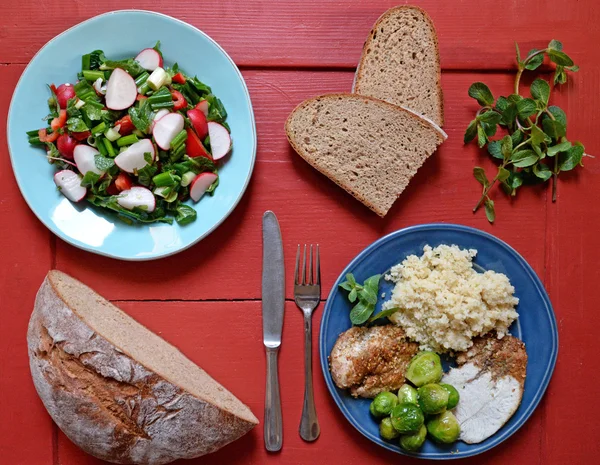 Taze salata tavuk ve Brüksel lahanası — Stok fotoğraf