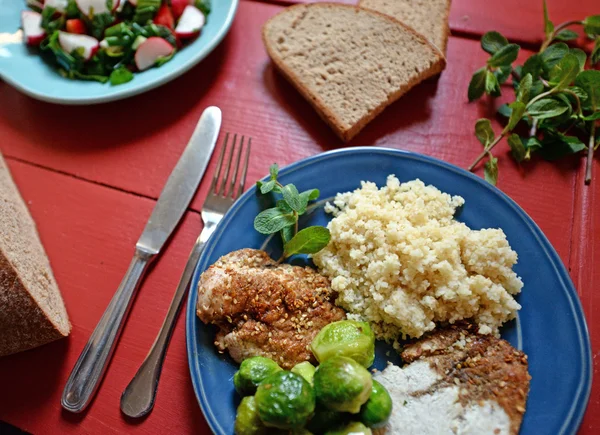 Taze salata tavuk ve Brüksel lahanası — Stok fotoğraf