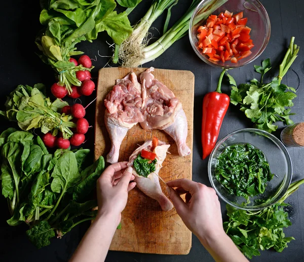 Mujer joven preparando pollo con verduras — Foto de Stock