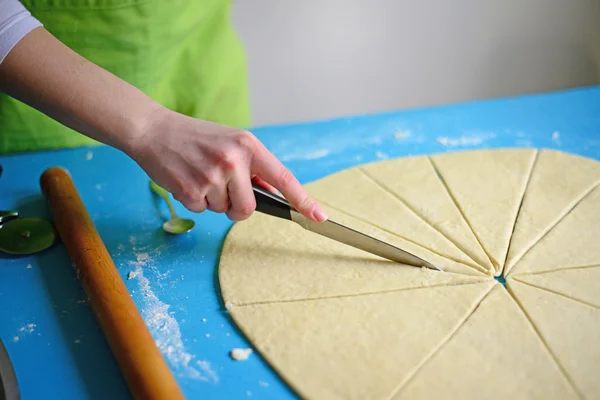 Corte de masa cruda en harina con un cuchillo — Foto de Stock