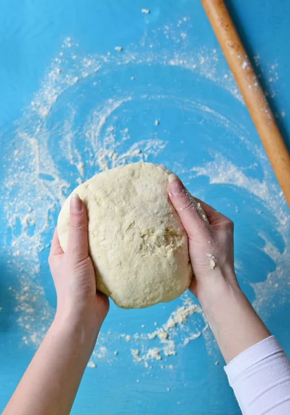 Dough in woman'shand — Stock Photo, Image