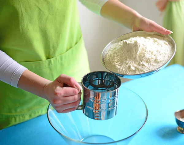 Flour sifting through a sieve for a baking — Stock Photo, Image