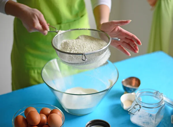 Flour sifting through a sieve for a baking — Stock Photo, Image