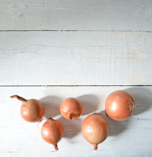 Cebolla fresca sobre mesa de madera — Foto de Stock