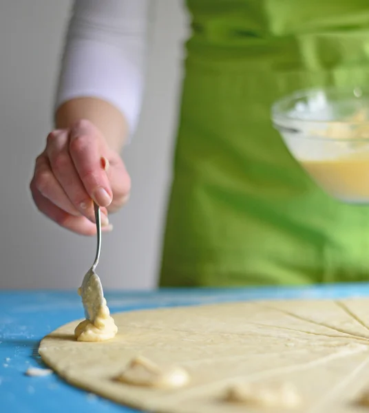 Mujer preparando panecillos con queso y jamón - primer plano de souce fo — Foto de Stock
