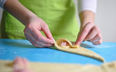 Peynir ve jambon ile rulo hazırlama kadın 