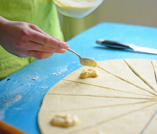 Mujer preparando panecillos con queso y jamón - primer plano de souce fo — Foto de Stock